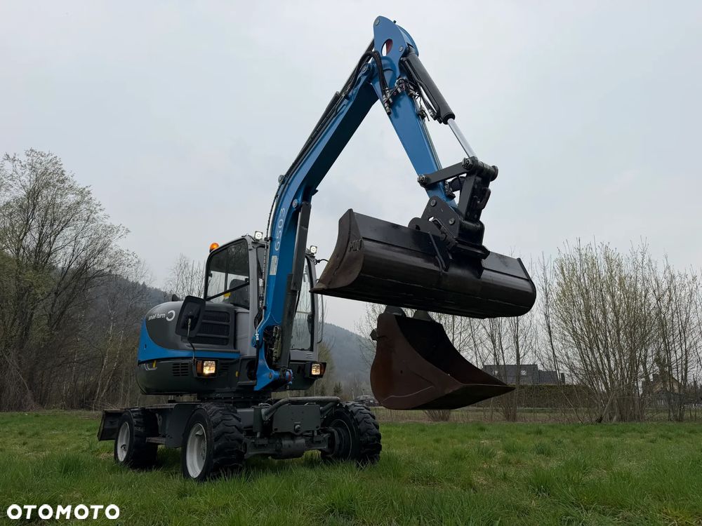 Wacker Neuson 6503 Koparka Kołowa 7ton. Nowe Podwójne Opony z felgami dodatkowe! Niski Przebieg. Maszyna w Bardzo ładnym Stanie. Pochodzi z Komuny Norweskiej. Silnik YANMAR 65KM. Zero luzów wycieków 2 łyżki Okazja. Maszyna pracowała sporadycznie przy lekkich pracach publicznych. Zero zużycia. Dekra 2026r Dokumentacja. Stabilizatory. Zamki na tłokach. 3 sekcje Hydrauliczne. Szybka wolna Jazda. Silnik YANMAR - 3