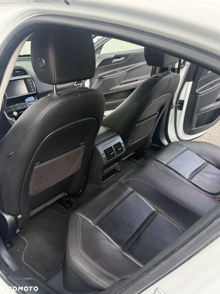 Jaguar XE 2.0 D Prestige - 18