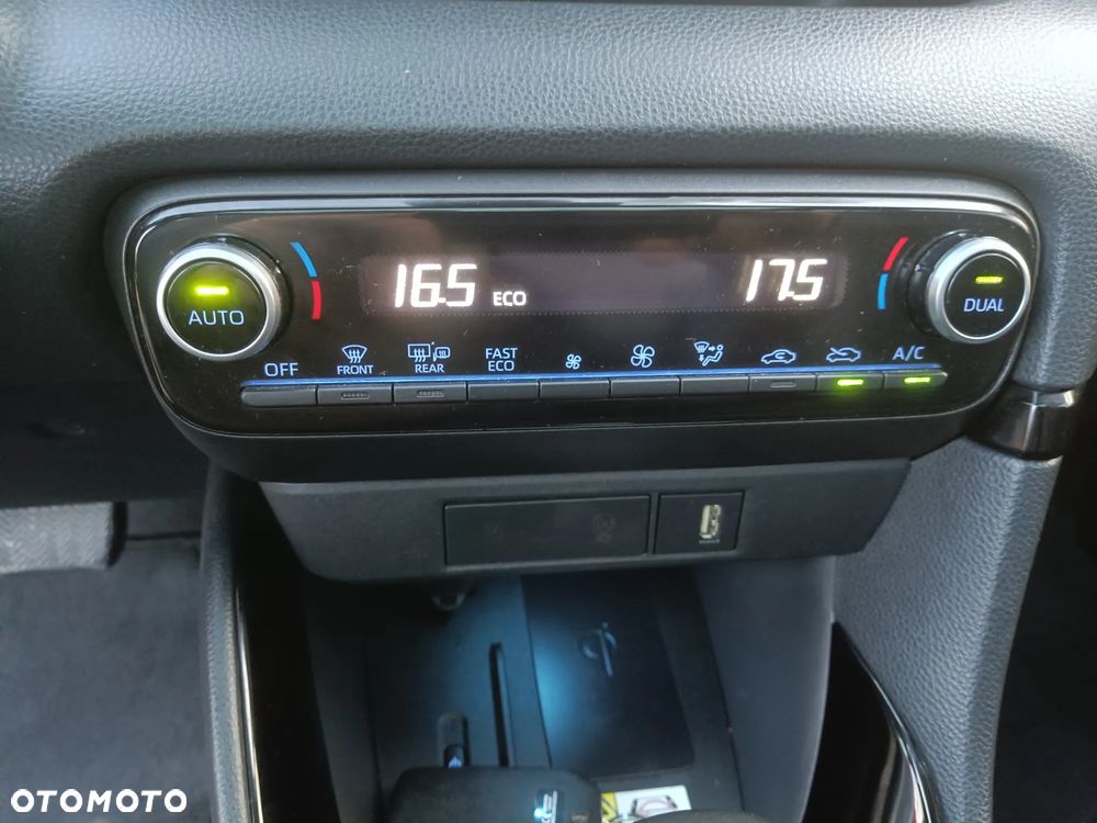 Toyota Yaris Hybrid 100 Premium - 18