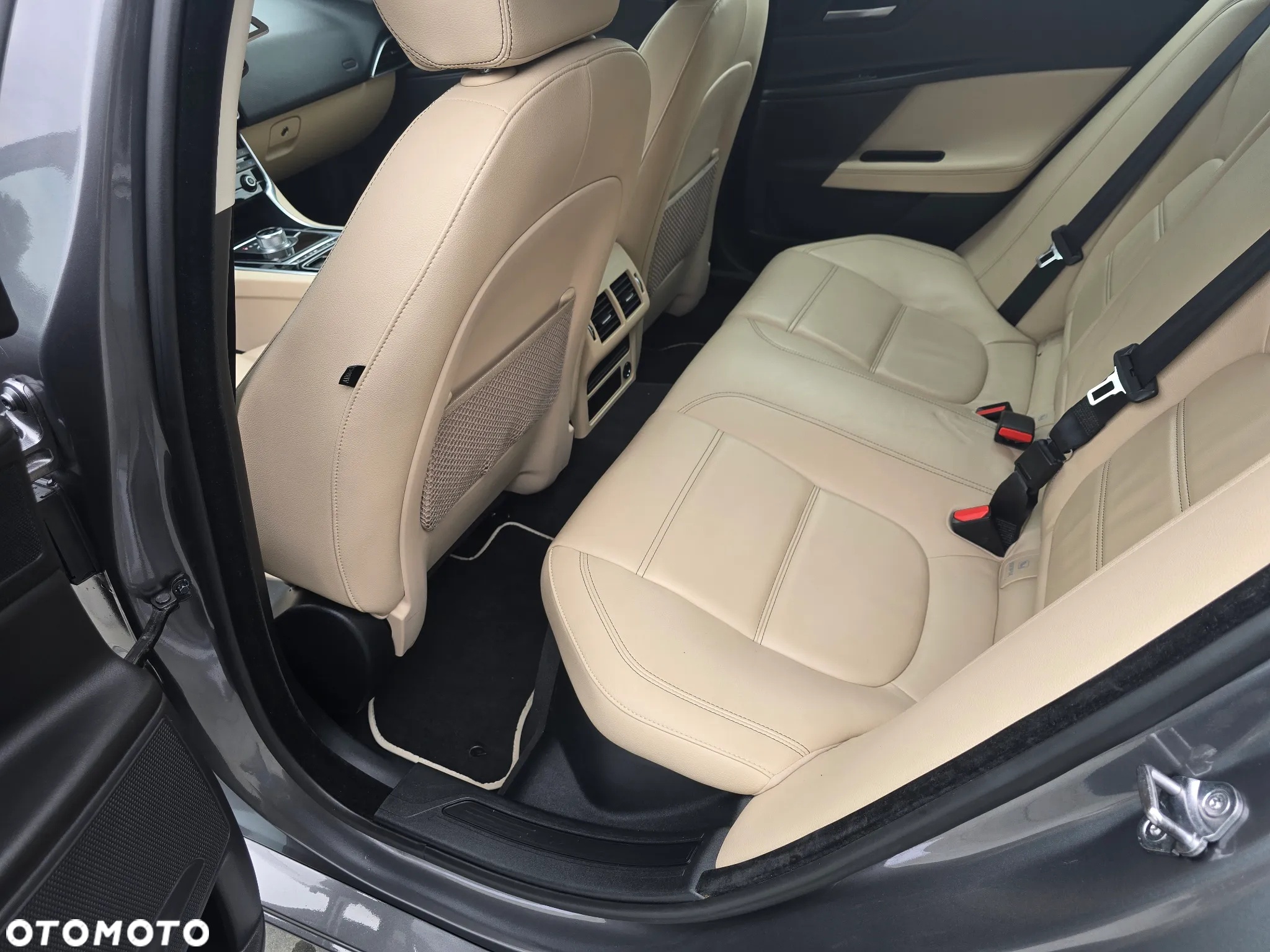 Jaguar XE 20d Prestige - 24