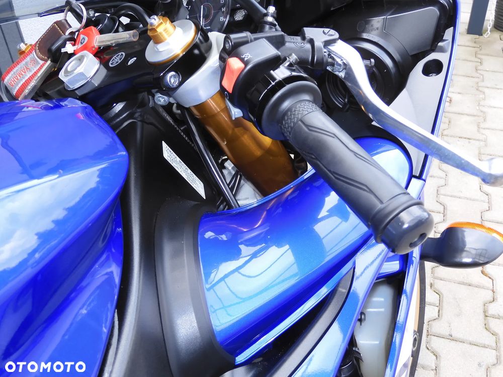 Yamaha R1 - 12