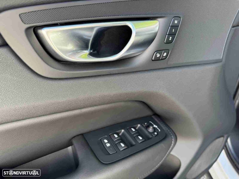 Volvo XC 60 2.0 T6 PHEV Plus Dark AWD - 18