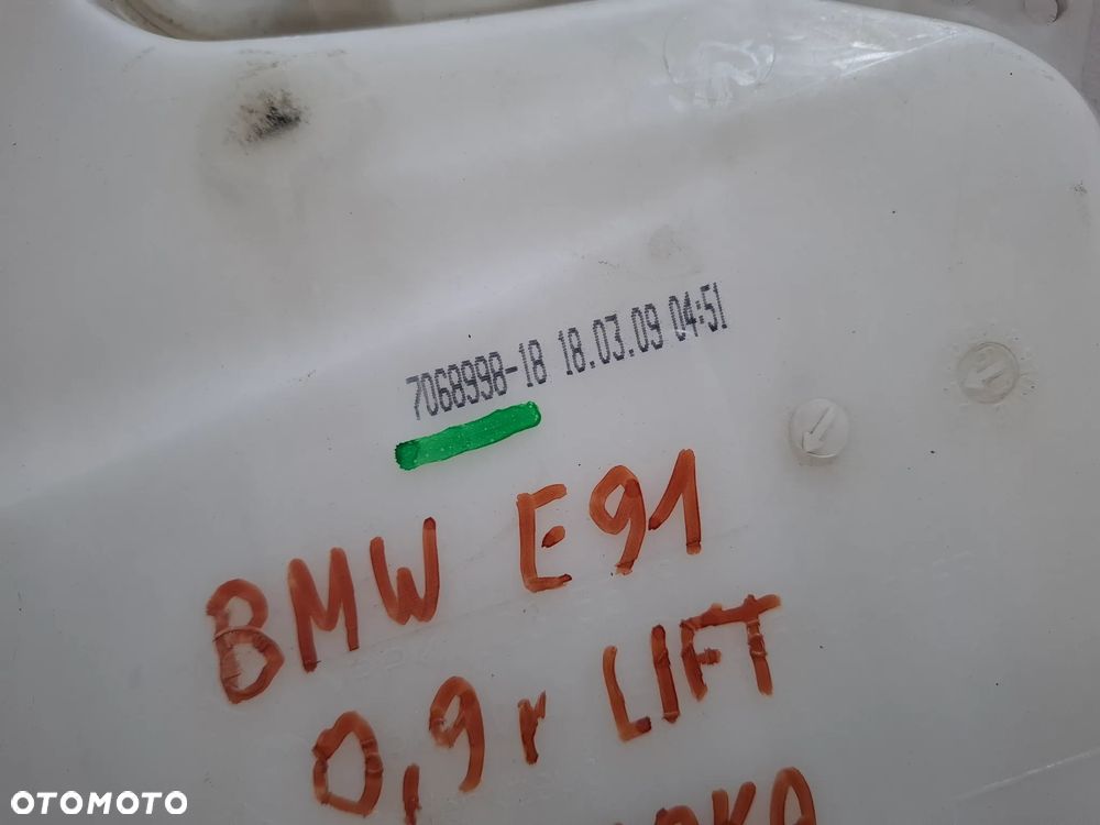 Zbiorniczek spryskiwaczy BMW E90 E91 rok 2009 lift nr 7068998 - 2