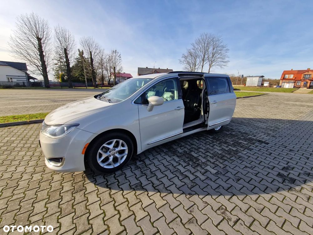 Chrysler Pacifica - 2