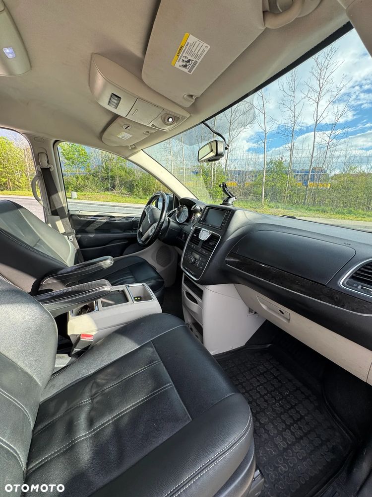 Chrysler Town & Country - 9