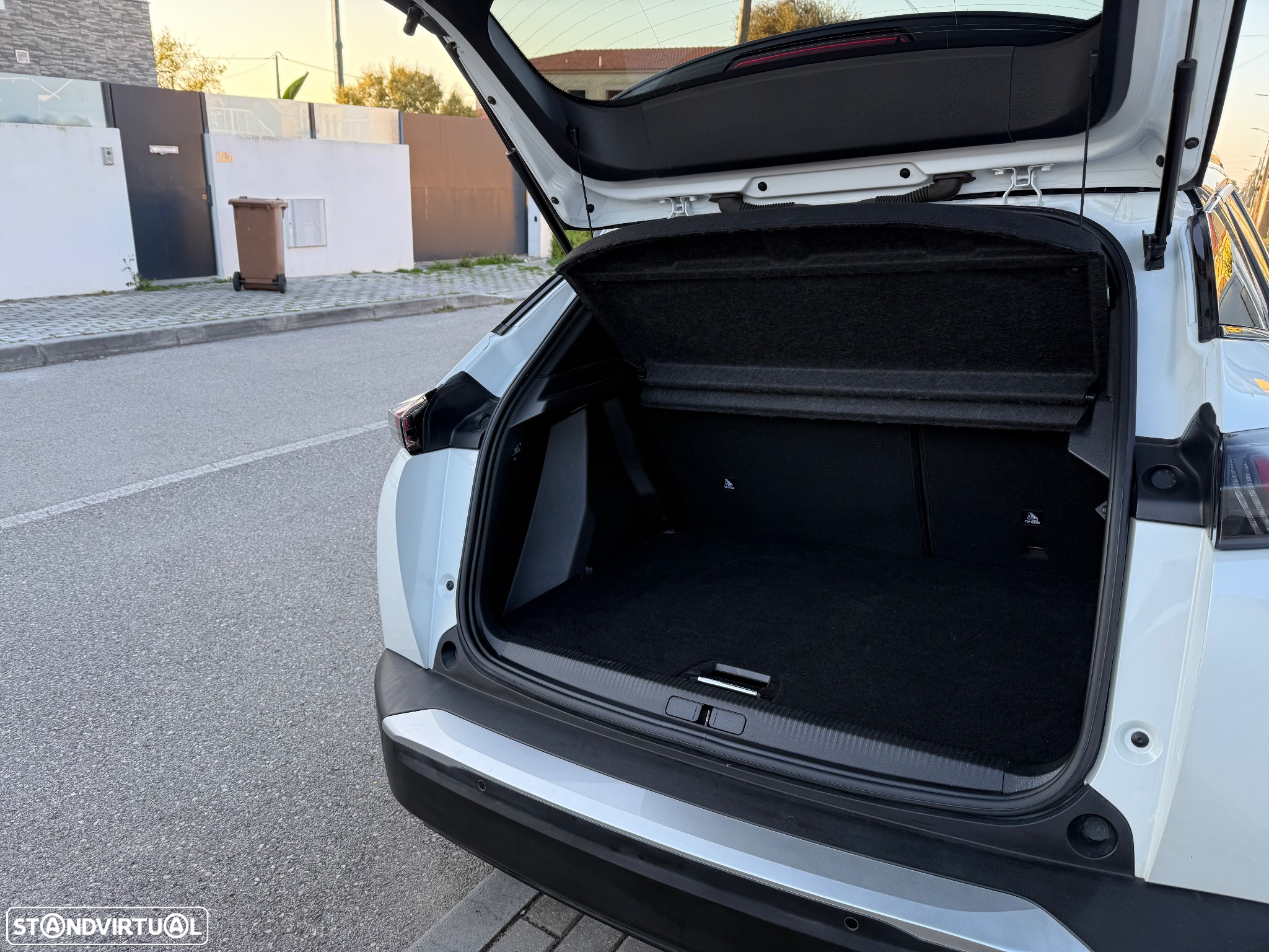 Peugeot e-2008 50 kWh GT - 5
