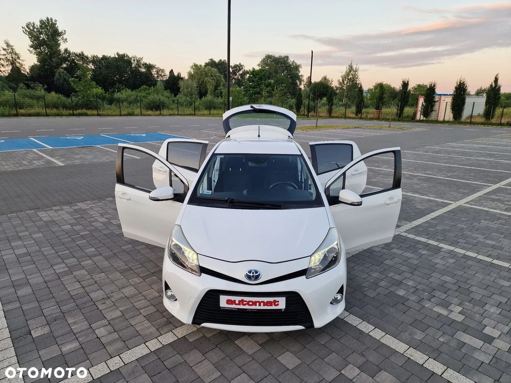 Toyota Yaris Hybrid 100 Business Edition - 17
