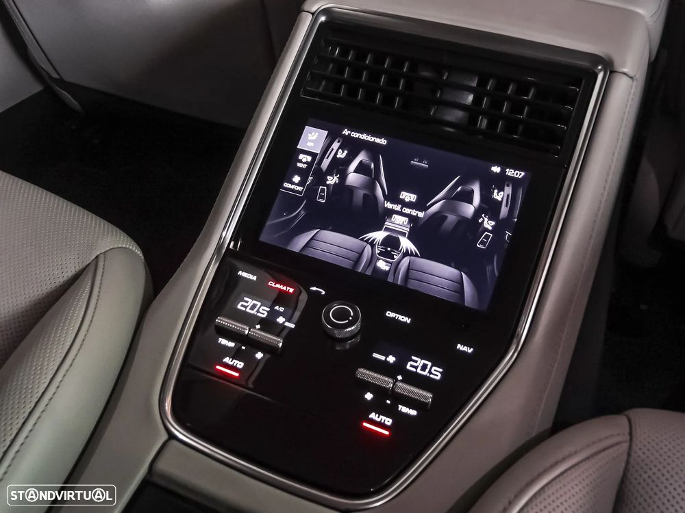 Porsche Panamera 4 E-Hybrid - 24