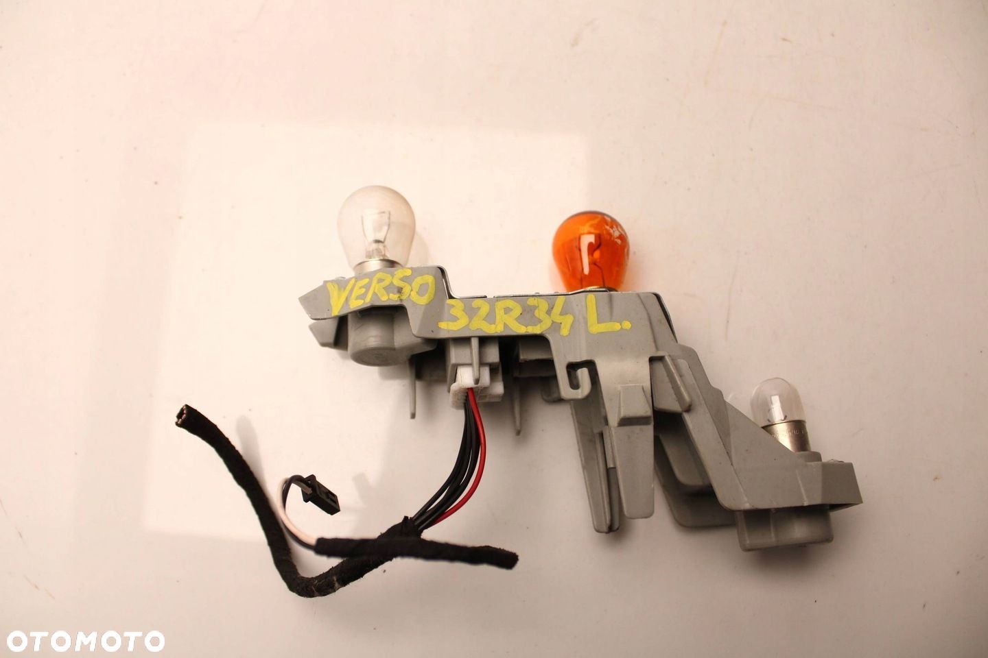 WKŁAD LAMPY GNIAZDO ŻARÓWEK LEWY TYŁ TOYOTA VERSO 2009R- - 1