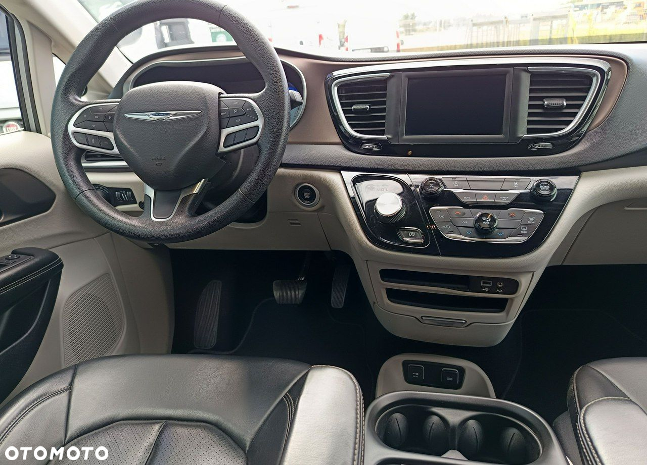 Chrysler Pacifica - 17