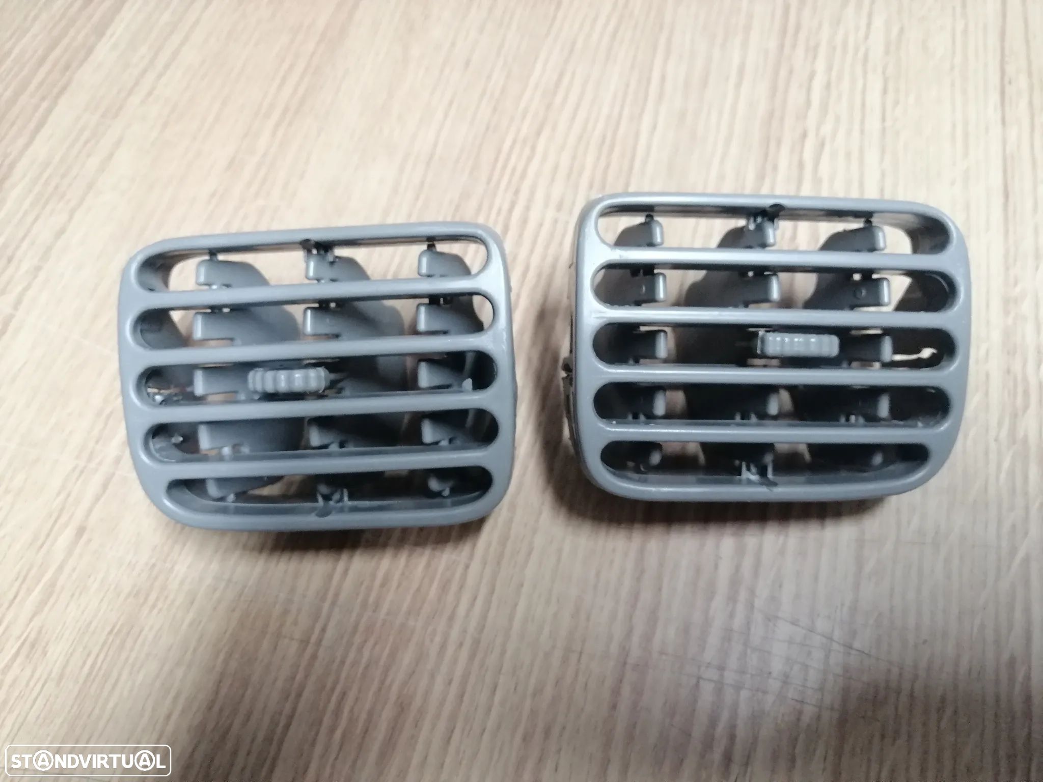 Par de grelhas  Difusores de ventilação centrais do tablier Renault Clio II mk2 (NOVAS) Valor do par - 1