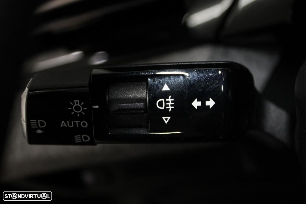 Peugeot e-3008 73 kWh Allure — fotografia 17