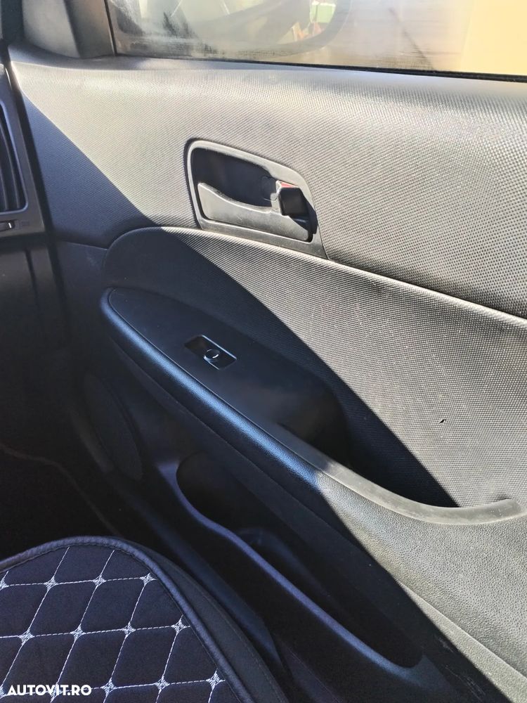 Hyundai i30 1.6 CRDi CLASSIC - 10