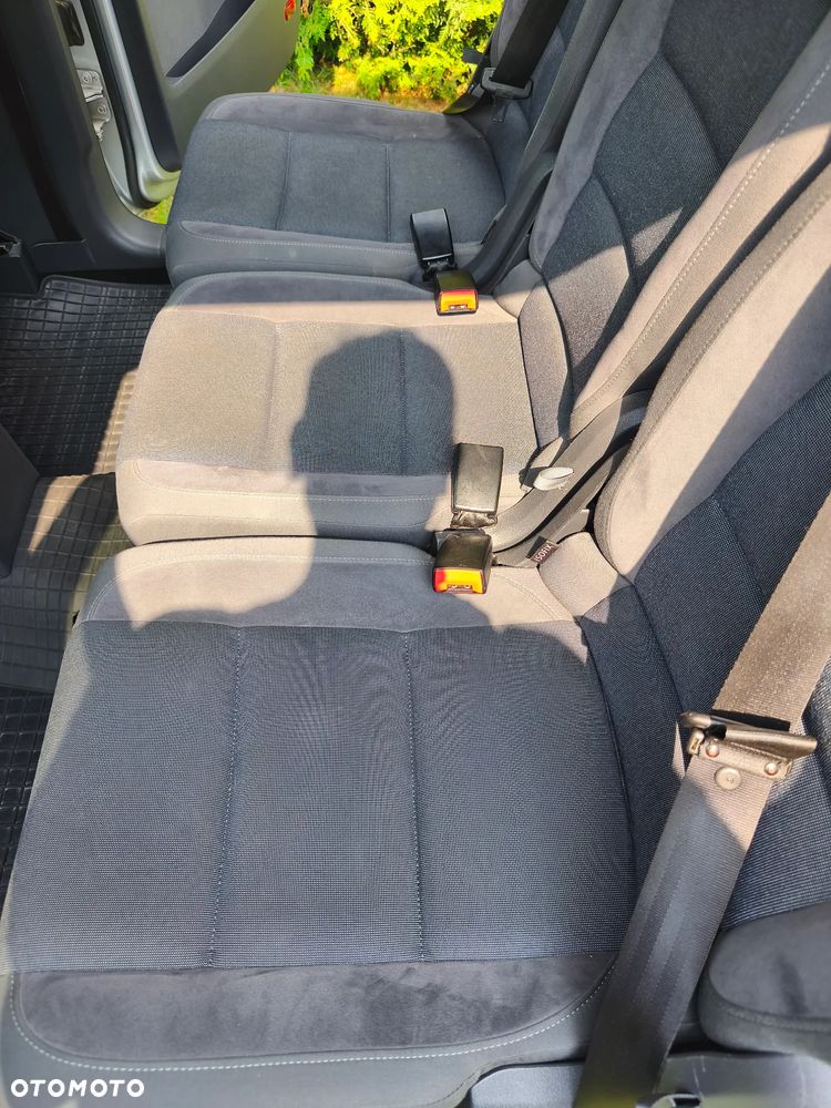 Volkswagen Touran 2.0 TDI DPF STYLE - 11