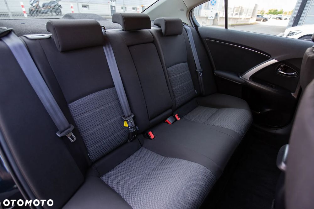 Toyota Avensis 1.6 Premium - 27