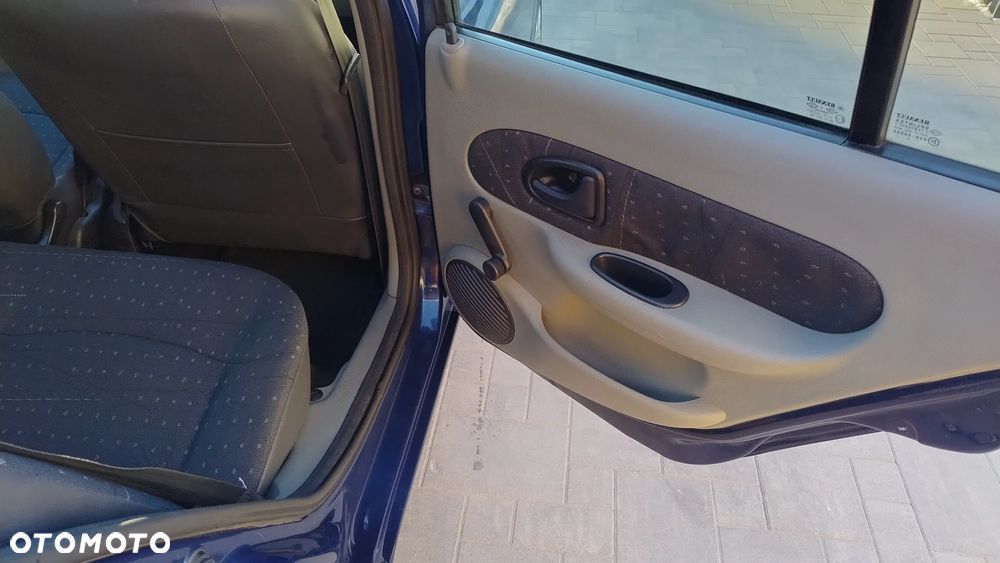 Renault Clio 1.2 16V Confort Authentique - 16