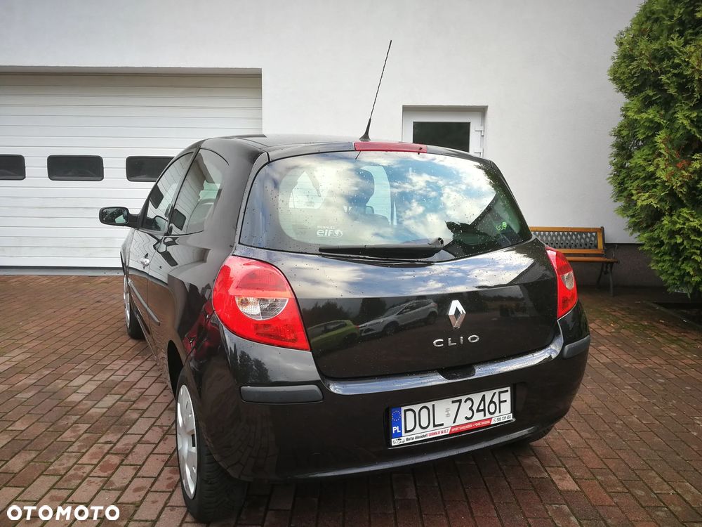 Renault Clio 1.2 16V 75 Expression - 11