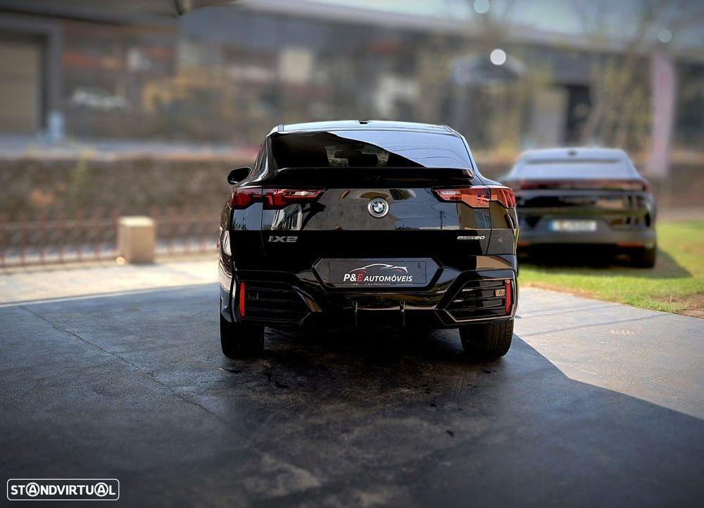 BMW iX2 eDrive20 Pack Desportivo M - 12
