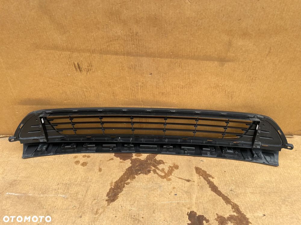 RENAULT TRAFIC III OPEL VIVARO B ORYGINALNA KRATKA PRZEDNIEGO ZDERZAKA ŁADNA ŚRODKOWA 622543504R - 4