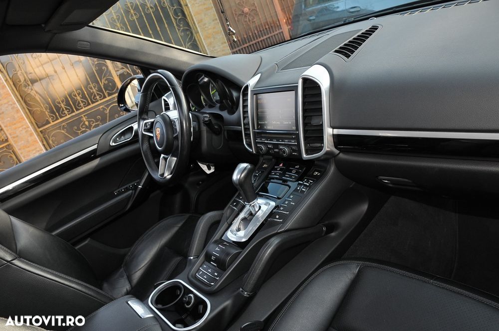 Porsche Cayenne Hybrid 3.0 L S E - 8