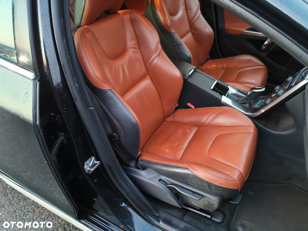 Volvo V60 D6 AWD Plug-in Hybrid R-Design Momentum - 5