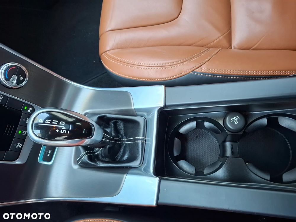 Volvo V60 D6 AWD Plug-in Hybrid R-Design Summum - 16