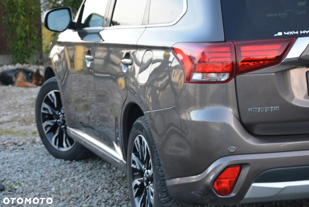 Mitsubishi Outlander 2.0 4WD Plug-In Hybrid - 25