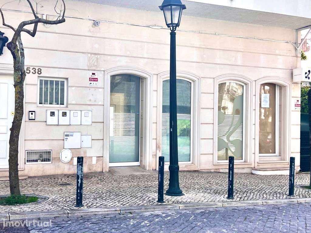 Loja para arrendamento no coração do Monte Estoril - Grande imagem: 2/17