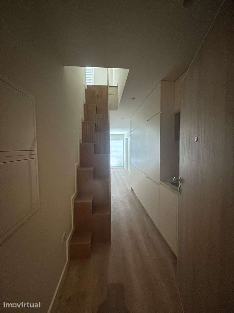 Apartamento T1+1 Duplex a 300 metros da Estação do Metro da Trindade - Grande imagem: 4/12