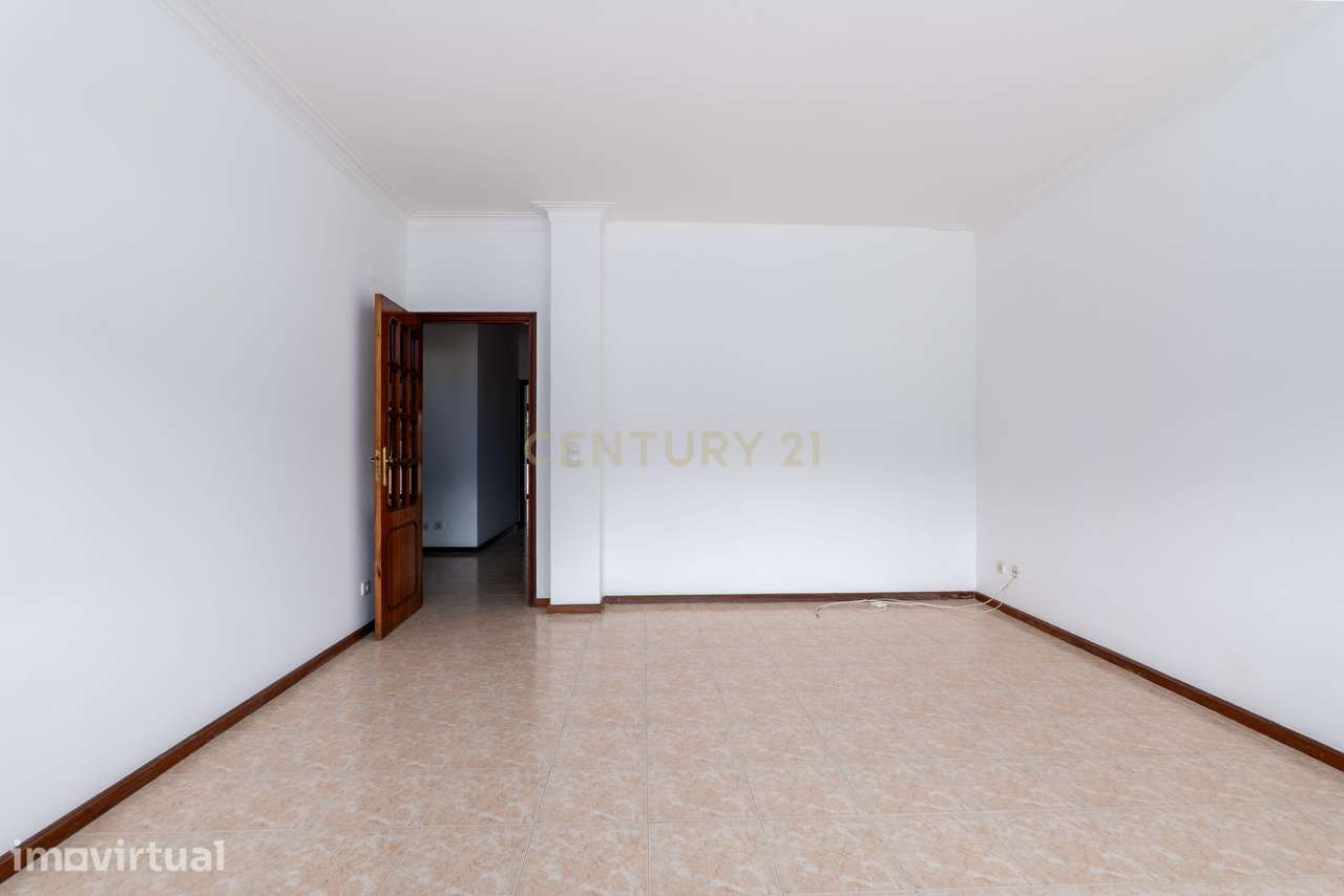 Apartamento T2 +1 com Varanda e Box fechada - Grande imagem: 3/21