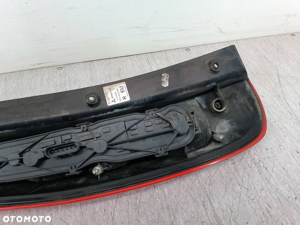 LAMPA TYLNA PRAWA MITSUBISHI COLT VI MR957374 HATCHBACK - 2