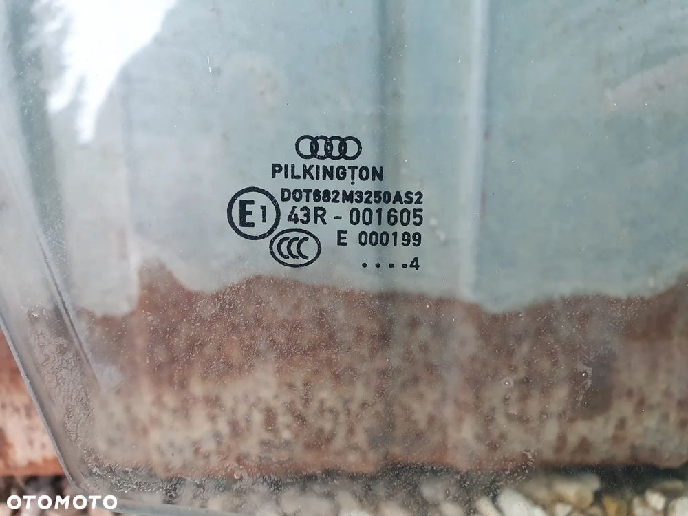 SZYBA BOCZNA DRZWI PRAWY PRZÓD AUDI A4 B8 - 2
