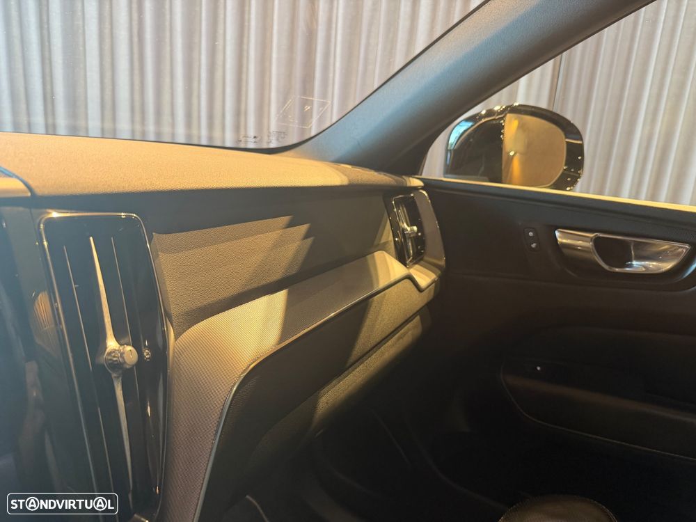 Volvo XC 60 2.0 T8 PHEV R-Design AWD - 31