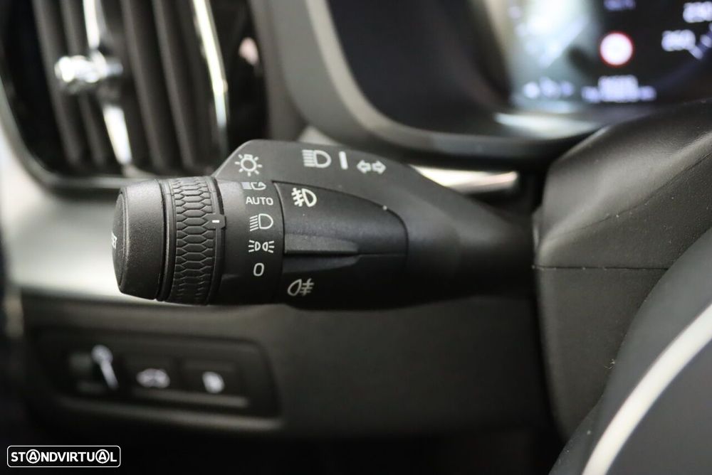 Volvo XC 60 2.0 T8 PHEV Momentum AWD - 19