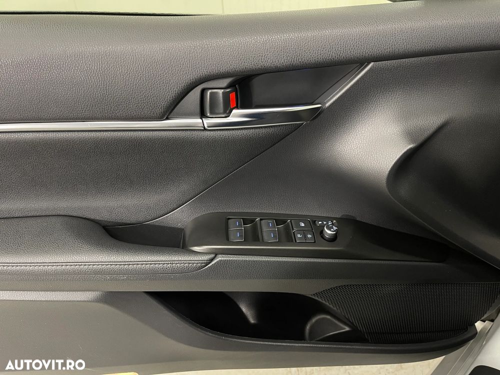 Toyota Camry 2.5 Hybrid Business - 24