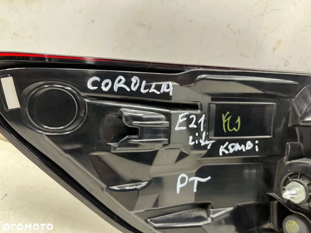 Lampa Toyota Corolla XII E21 kombi LIFT 22r.- PRAWA tylna w błotnik oryginalna Europa - 11