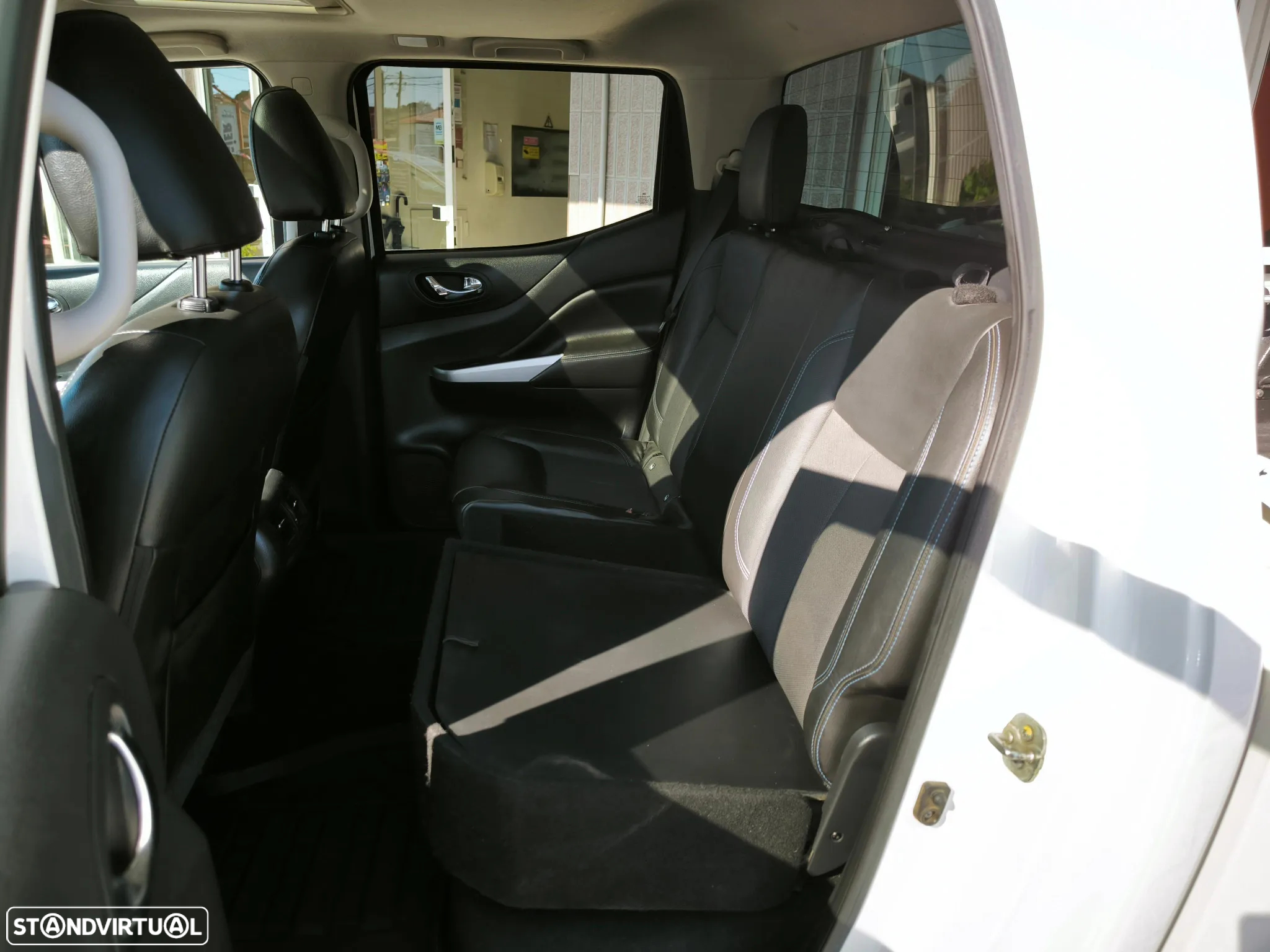 Nissan Navara 2.3 dCi CD 4WD N-Guard - 11