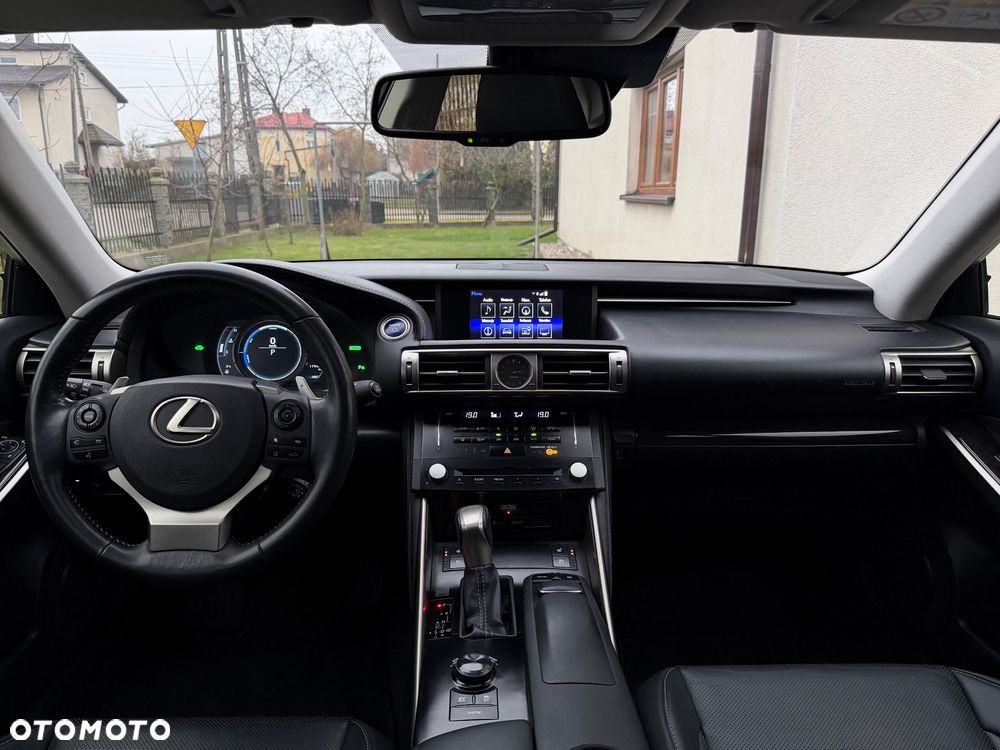 Lexus IS 300h Prestige - 13