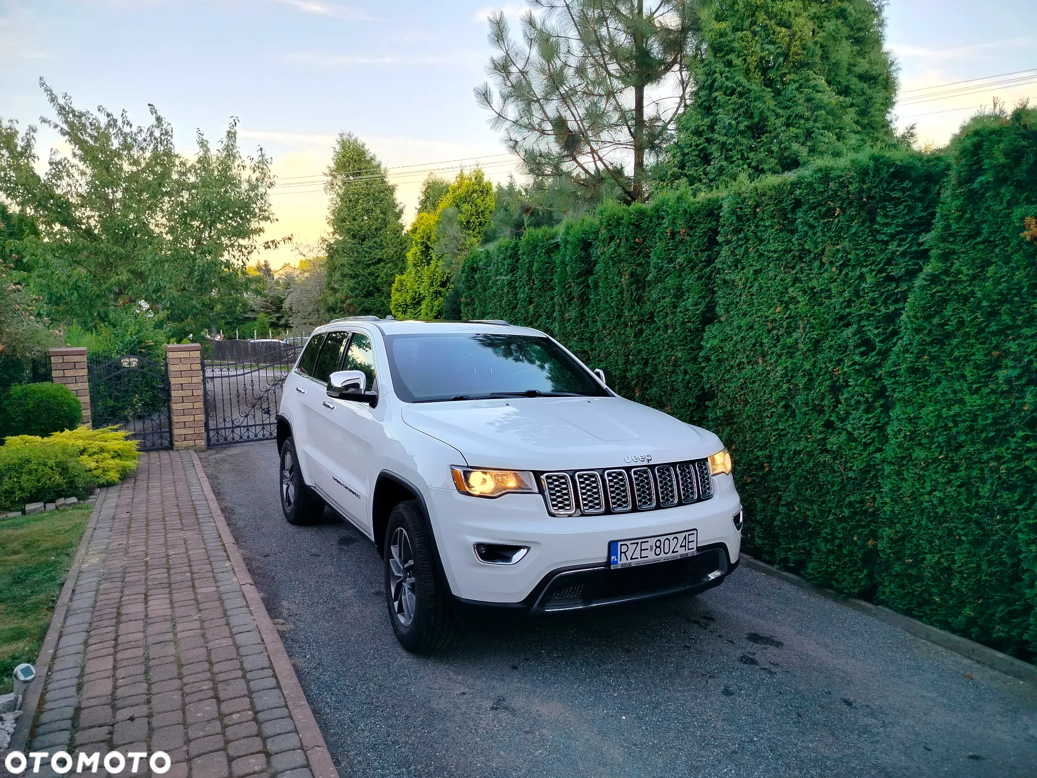 Jeep Grand Cherokee - 34