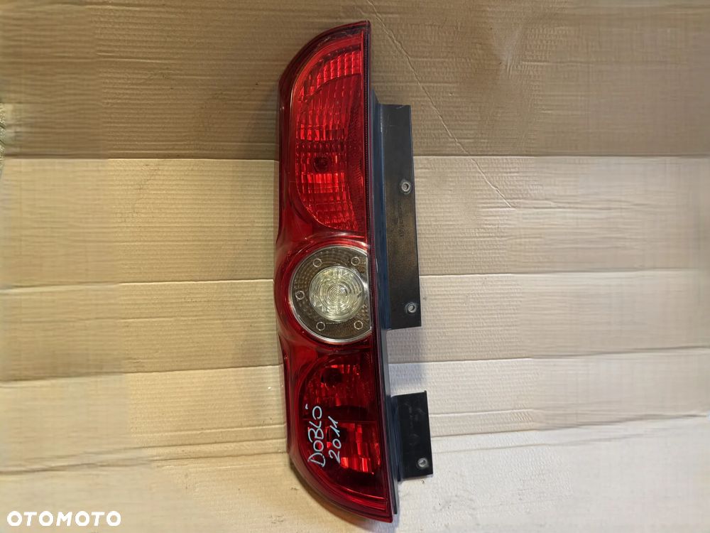 Lampa Fiat Doblo II prawa lewa tył tylna OE - 1