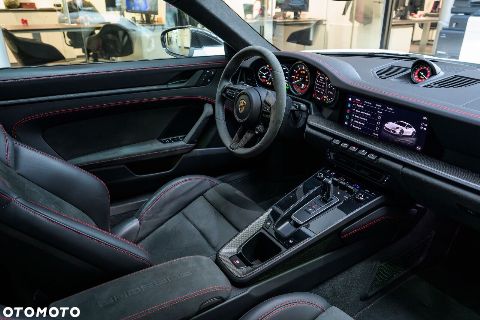 Porsche 911 Carrera 4 GTS - 14