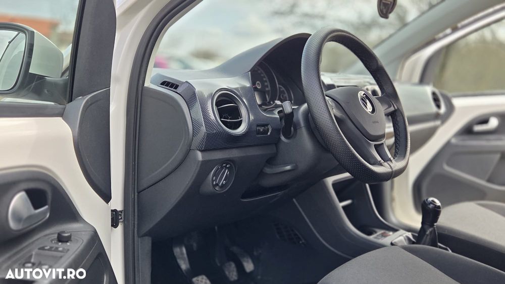 Volkswagen up! 1.0 MPI High - 10