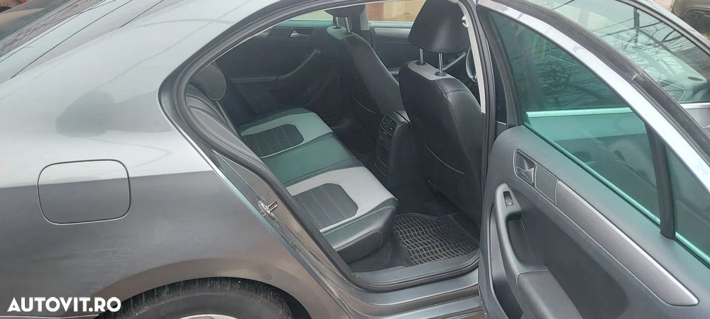 Volkswagen Jetta 2.0 TDI Sportline DSG - 11