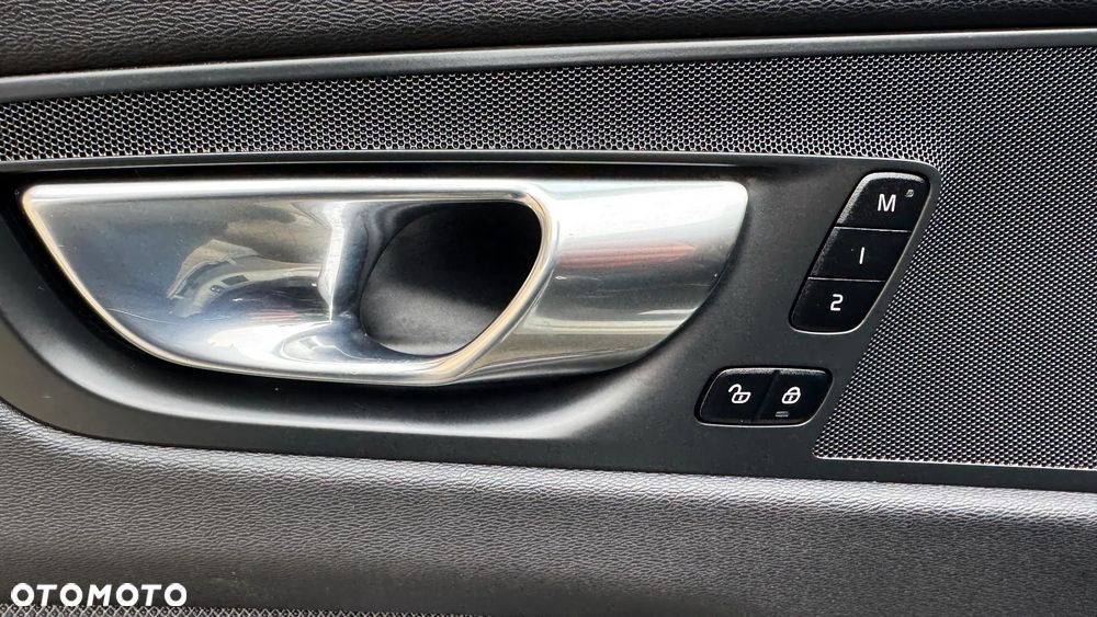 Volvo XC 60 B4 D Ultimate Dark - 24