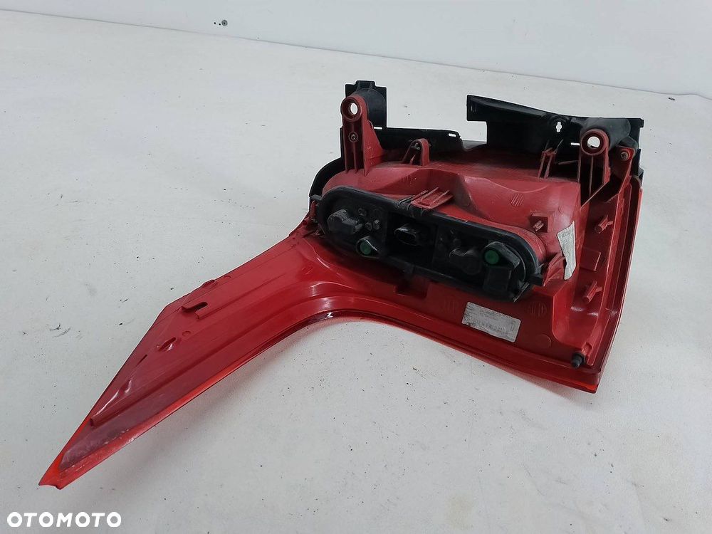 LAMPA TYLNA PRAWA PEUGEOT 5008 9672666680 - 5