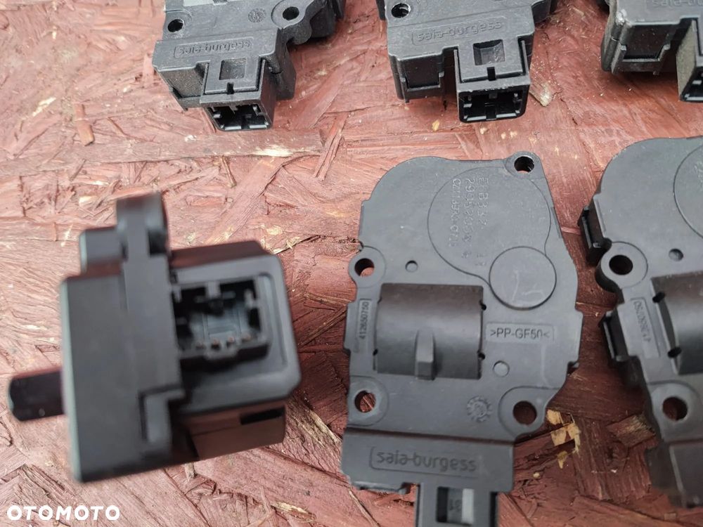 BMW E70 / E70 LCI / E71 / E72 / E81 / E82 / E84 / E85 / E86 / E87 / E87 LCI / E88 / E89 / E90 / E90 LCI / E91 / E91 LCI / E92 / E92 LCI / E93 / E93 LCI / F15 / F16 / F21 / F22 / F25 / F26 / F30 / F31 / F32 / F33 / F34 / F36 / F39 / F80 / F80 LCI / F82 / F83 / F85 / F86 / I01 / I12. ORYGINALNE SILNICZKI REGULACJI KLAP NAGRZEWNICY / CZUJNIKI TEMPERATURY POWIETRZA WEWNĘTRZNEGO. O NR: 9 231 884 / 6 915 391 / 0 151 687 OEM. BARDZO DOBRY STAN TECHNICZNY. - 9