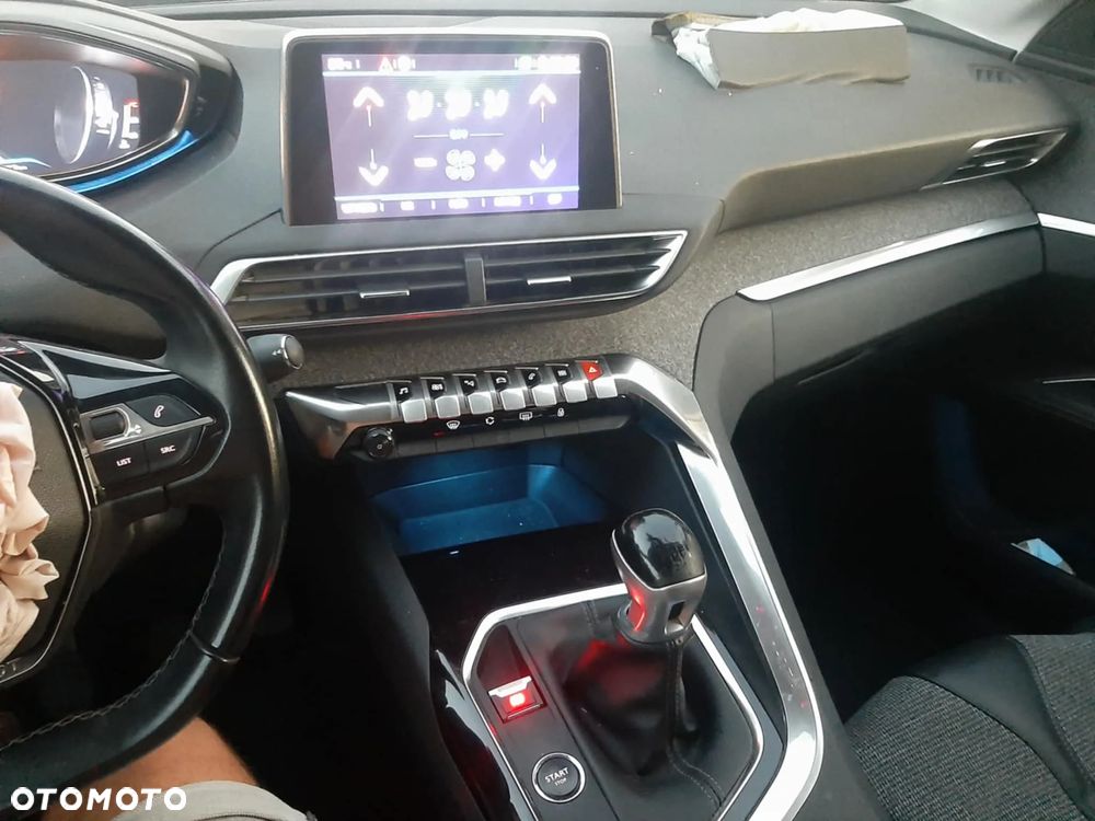 Peugeot 3008 1.2 PureTech Allure S&S - 9