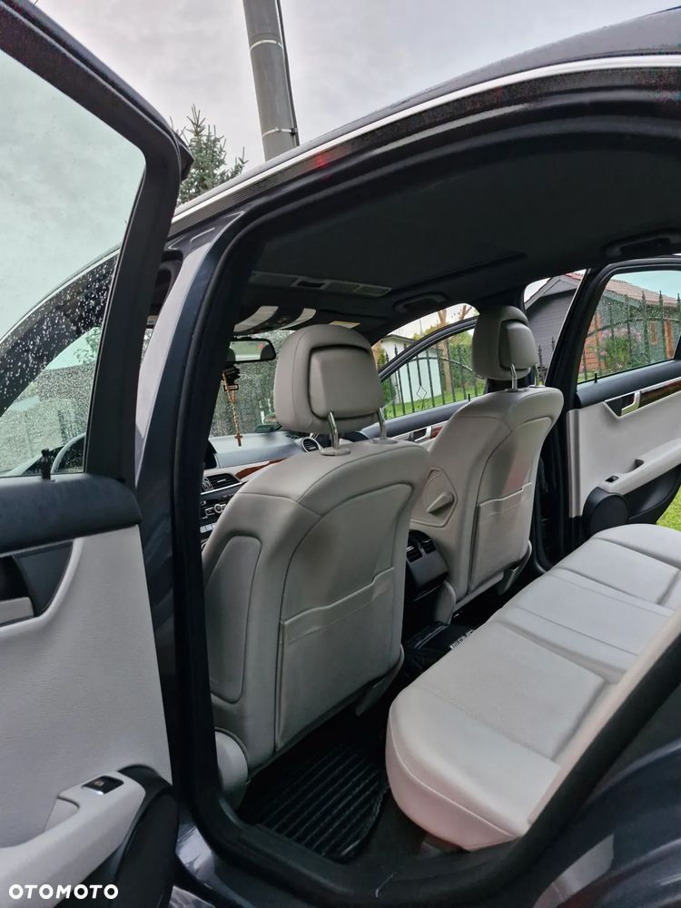 Mercedes-Benz Klasa C 250 CGI BlueEff Elegance - 24