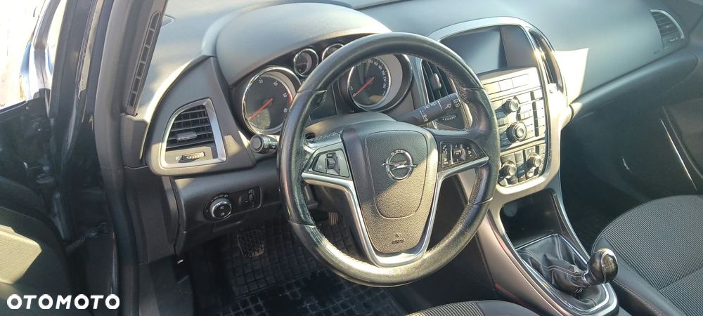 Opel Astra J 2011 photo 4