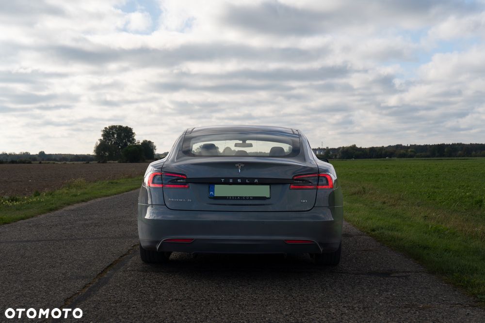 Tesla Model S - 2